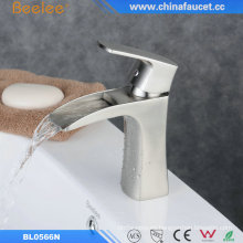 China Waterfall Bathroom Basin Fregadero de lavabo Martillo Del Agua